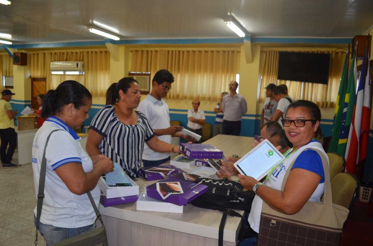 Secretaria de Saúde de Camacã faz entrega de 70 Tabletes para Agentes Comunitários